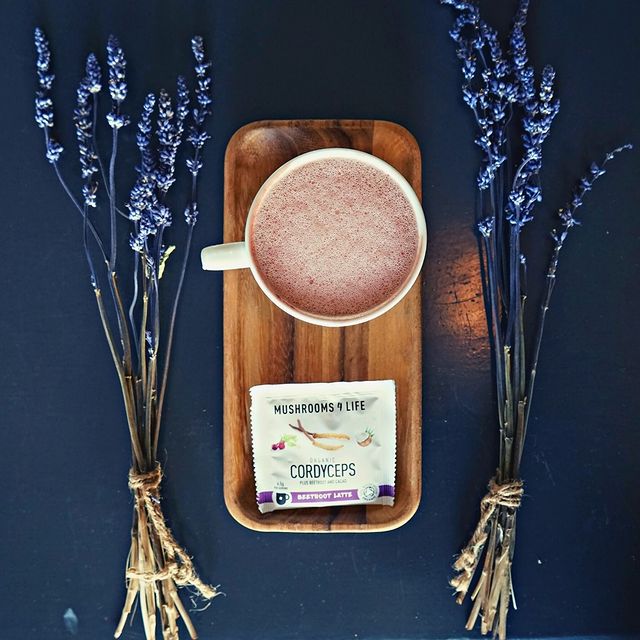 kakaové latté s červenou řepou a cordycepsem